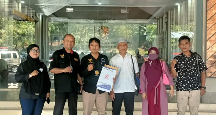 Doc. Tim Hukum FERADI WPI bersama pelapor berfoto di depan kantor kepolisian usai menjalani rangkaian proses penyampaian pengaduan dan koordinasi terkait penanganan perkara yang sedang berlangsung. Kehadiran tim pendamping hukum merupakan bagian dari upaya memberikan bantuan hukum kepada klien sesuai mekanisme dan ketentuan peraturan perundang-undangan yang berlaku.