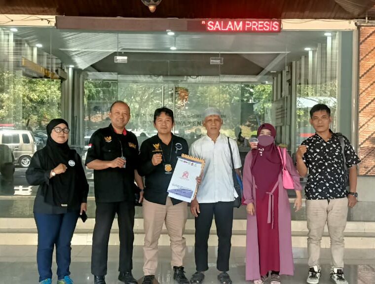 Doc. Tim Hukum FERADI WPI bersama pelapor berfoto di depan kantor kepolisian usai menjalani rangkaian proses penyampaian pengaduan dan koordinasi terkait penanganan perkara yang sedang berlangsung. Kehadiran tim pendamping hukum merupakan bagian dari upaya memberikan bantuan hukum kepada klien sesuai mekanisme dan ketentuan peraturan perundang-undangan yang berlaku.