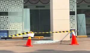 Doc. Area di sekitar titik jatuhnya serpihan panel kaca pada Gedung Badan Gizi Nasional (BGN), Jalan Kebon Sirih, Menteng, Jakarta Pusat, dipasangi garis polisi untuk mengamankan lokasi selama proses pemeriksaan dan identifikasi oleh aparat kepolisian.