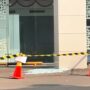 Doc. Area di sekitar titik jatuhnya serpihan panel kaca pada Gedung Badan Gizi Nasional (BGN), Jalan Kebon Sirih, Menteng, Jakarta Pusat, dipasangi garis polisi untuk mengamankan lokasi selama proses pemeriksaan dan identifikasi oleh aparat kepolisian.