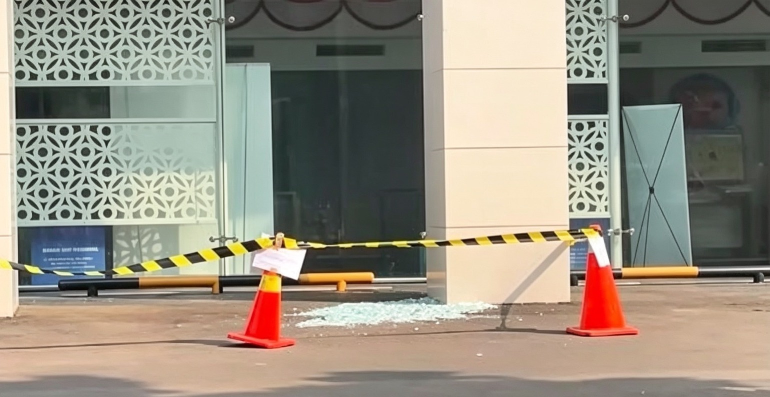 Doc. Area di sekitar titik jatuhnya serpihan panel kaca pada Gedung Badan Gizi Nasional (BGN), Jalan Kebon Sirih, Menteng, Jakarta Pusat, dipasangi garis polisi untuk mengamankan lokasi selama proses pemeriksaan dan identifikasi oleh aparat kepolisian.