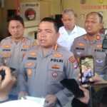 Doc. Petugas Satlantas Polresta Banjarmasin menyampaikan keterangan kepada awak media mengenai perkembangan penanganan kasus dugaan tabrak lari yang mengakibatkan seorang petugas kebersihan meninggal dunia di kawasan Kayu Tangi, Banjarmasin.