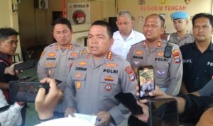 Satlantas Polresta Banjarmasin Tetapkan Mahasiswa sebagai Tersangka Kasus Tabrak Lari Petugas Kebersihan Doc. Petugas Satlantas Polresta Banjarmasin menyampaikan keterangan kepada awak media mengenai perkembangan penanganan kasus dugaan tabrak lari yang mengakibatkan seorang petugas kebersihan meninggal dunia di kawasan Kayu Tangi, Banjarmasin.