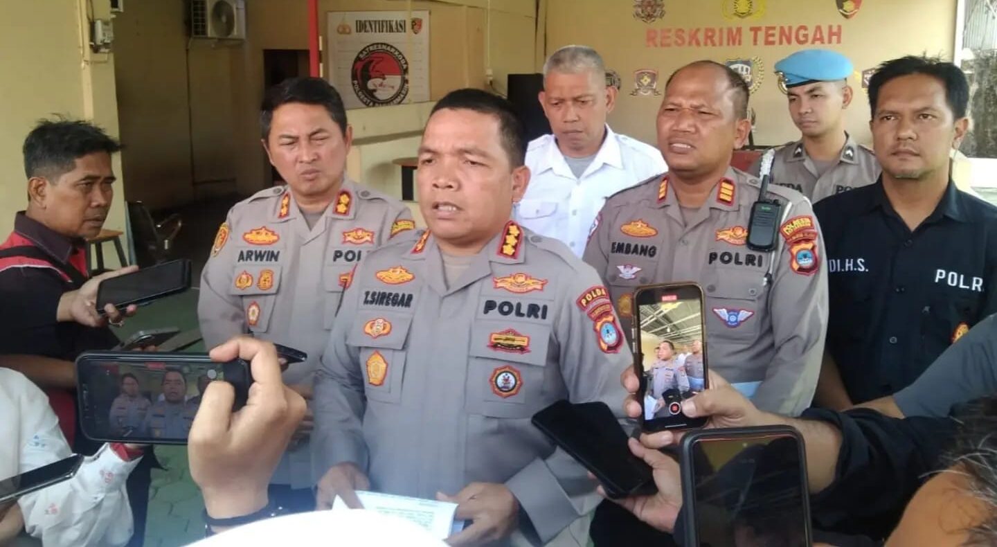 Doc. Petugas Satlantas Polresta Banjarmasin menyampaikan keterangan kepada awak media mengenai perkembangan penanganan kasus dugaan tabrak lari yang mengakibatkan seorang petugas kebersihan meninggal dunia di kawasan Kayu Tangi, Banjarmasin.
