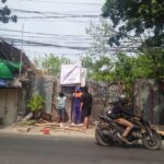 Doc. Tim kuasa hukum dari Law Firm Subur Jaya & Rekan bersama petugas pengamanan melakukan pemasangan banner peringatan di objek lahan Jalan Pandegiling No. 125, Kelurahan DR. Soetomo, Kecamatan Tegalsari, Surabaya, sebagai bagian dari upaya penegasan status penguasaan dan pengamanan aset yang diklaim milik ahli waris Tuan Reboe alias M. Yassin.