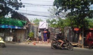 Ahli Waris Tuan Reboe Perkuat Pengamanan Lahan Pandegiling 125, Banner Peringatan Dikabarkan Kembali Dirusak Doc. Tim kuasa hukum dari Law Firm Subur Jaya & Rekan bersama petugas pengamanan melakukan pemasangan banner peringatan di objek lahan Jalan Pandegiling No. 125, Kelurahan DR. Soetomo, Kecamatan Tegalsari, Surabaya, sebagai bagian dari upaya penegasan status penguasaan dan pengamanan aset yang diklaim milik ahli waris Tuan Reboe alias M. Yassin.