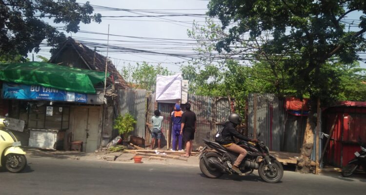 Doc. Tim kuasa hukum dari Law Firm Subur Jaya & Rekan bersama petugas pengamanan melakukan pemasangan banner peringatan di objek lahan Jalan Pandegiling No. 125, Kelurahan DR. Soetomo, Kecamatan Tegalsari, Surabaya, sebagai bagian dari upaya penegasan status penguasaan dan pengamanan aset yang diklaim milik ahli waris Tuan Reboe alias M. Yassin.