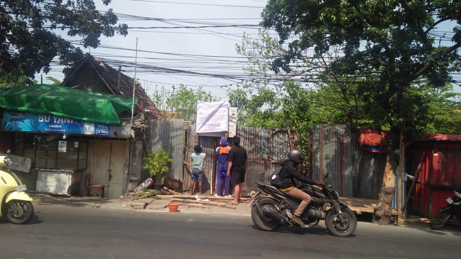 Doc. Tim kuasa hukum dari Law Firm Subur Jaya & Rekan bersama petugas pengamanan melakukan pemasangan banner peringatan di objek lahan Jalan Pandegiling No. 125, Kelurahan DR. Soetomo, Kecamatan Tegalsari, Surabaya, sebagai bagian dari upaya penegasan status penguasaan dan pengamanan aset yang diklaim milik ahli waris Tuan Reboe alias M. Yassin.
