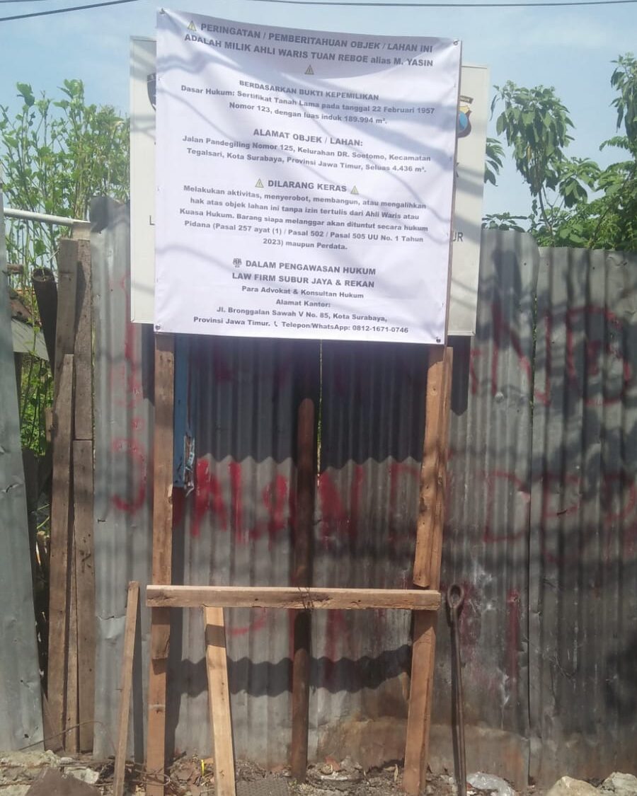 Doc. Banner peringatan yang dipasang oleh tim kuasa hukum di objek lahan Jalan Pandegiling No. 125, Kelurahan DR. Soetomo, Kecamatan Tegalsari, Surabaya, sebagai pemberitahuan mengenai klaim kepemilikan ahli waris Tuan Reboe alias M. Yassin sekaligus bagian dari upaya pengamanan objek lahan yang masih menjadi sengketa.