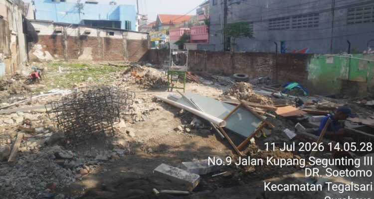 Doc. Kondisi area objek lahan di Jalan Kupang Segunting III No. 9, Kelurahan DR. Soetomo, Kecamatan Tegalsari, Kota Surabaya, yang menjadi titik pemantauan tim pengamanan. Hingga Sabtu (11/7/2026), situasi di lokasi dilaporkan aman, tertib, dan kondusif selama proses pengawasan berlangsung.