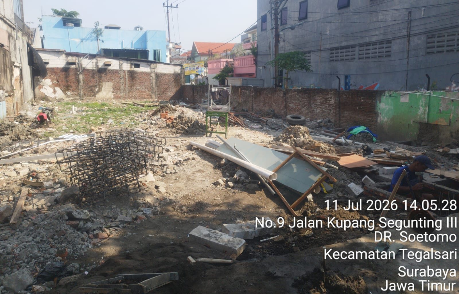 Doc. Kondisi area objek lahan di Jalan Kupang Segunting III No. 9, Kelurahan DR. Soetomo, Kecamatan Tegalsari, Kota Surabaya, yang menjadi titik pemantauan tim pengamanan. Hingga Sabtu (11/7/2026), situasi di lokasi dilaporkan aman, tertib, dan kondusif selama proses pengawasan berlangsung.