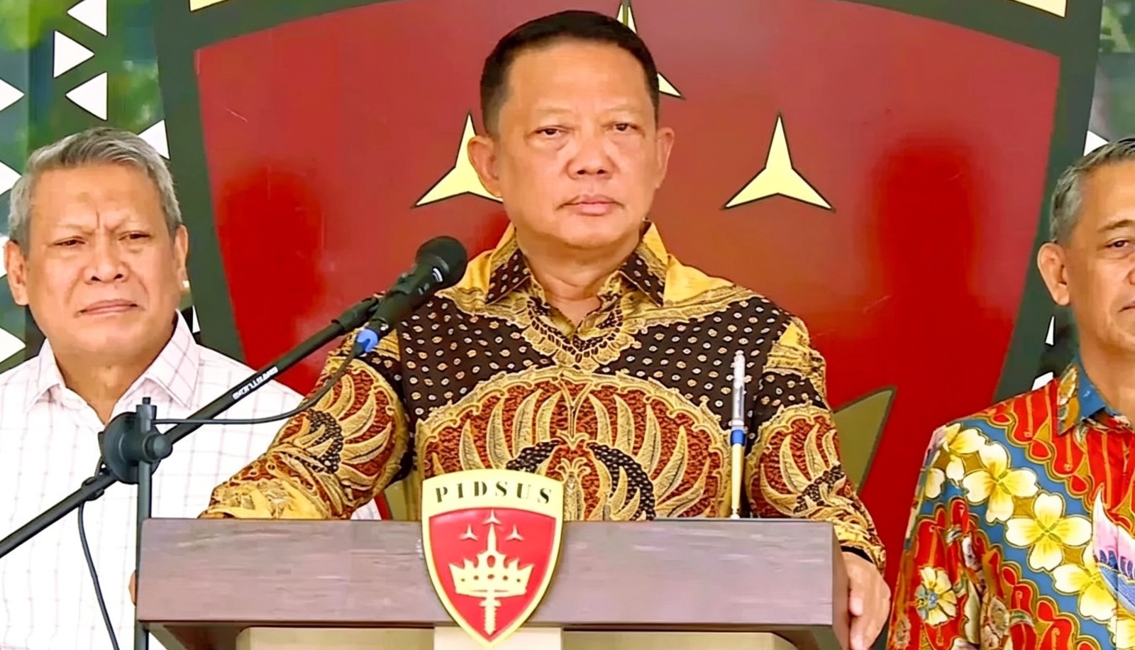 Doc. Jaksa Agung Muda Bidang Tindak Pidana Khusus (Jampidsus) Kejaksaan Agung, Febrie Adriansyah, memberikan keterangan kepada awak media dalam dokumentasi sebelumnya. Foto tidak terkait langsung dengan peristiwa pengunduran diri yang diberitakan.