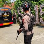 Doc. Personel kepolisian melakukan pengamanan dan pemantauan di sekitar SDN Srengseng Sawah 15 Pagi, Jagakarsa, Jakarta Selatan, Senin (13/7/2026), menyusul laporan adanya ancaman teror bom pada hari pertama pelaksanaan Masa Pengenalan Lingkungan Sekolah (MPLS) Tahun Ajaran 2026–2027.