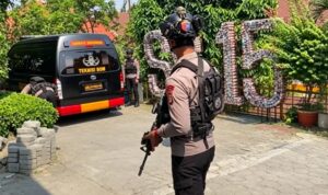 Ancaman Teror Bom di Hari Pertama MPLS, SDN Srengseng Sawah 15 Dievakuasi Doc. Personel kepolisian melakukan pengamanan dan pemantauan di sekitar SDN Srengseng Sawah 15 Pagi, Jagakarsa, Jakarta Selatan, Senin (13/7/2026), menyusul laporan adanya ancaman teror bom pada hari pertama pelaksanaan Masa Pengenalan Lingkungan Sekolah (MPLS) Tahun Ajaran 2026–2027.