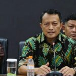 Doc. Rudi Margono, Pelaksana Tugas (Plt) Jaksa Agung Muda Tindak Pidana Khusus (Jampidsus) Kejaksaan Agung, memberikan keterangan kepada awak media terkait penanganan perkara yang tengah diproses.