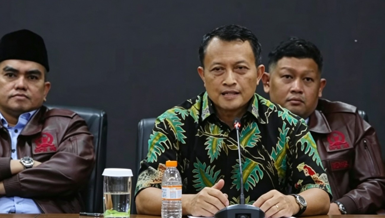 Doc. Rudi Margono, Pelaksana Tugas (Plt) Jaksa Agung Muda Tindak Pidana Khusus (Jampidsus) Kejaksaan Agung, memberikan keterangan kepada awak media terkait penanganan perkara yang tengah diproses.