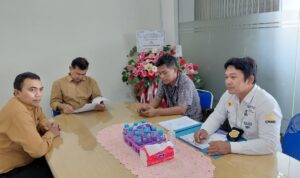 Tim Hukum FERADI WPI Serahkan Permohonan Penundaan Lelang ke Direksi BPR Artha Nusantara Abadi, Upayakan Penyelesaian Sengketa Nasabah Doc. Tim Kuasa Hukum DPC FERADI WPI Kota Semarang bersama jajaran Direksi dan manajemen PT BPR Artha Nusantara Abadi melakukan pertemuan di salah satu ruangan kantor PT BPR Artha Nusantara Abadi, Jalan Majapahit No. 136, Gayamsari, Kota Semarang, Senin (13/7/2026), dalam rangka penyerahan Surat Permohonan Penundaan Lelang sebagai bagian dari upaya penyelesaian sengketa perbankan melalui mekanisme dialog.