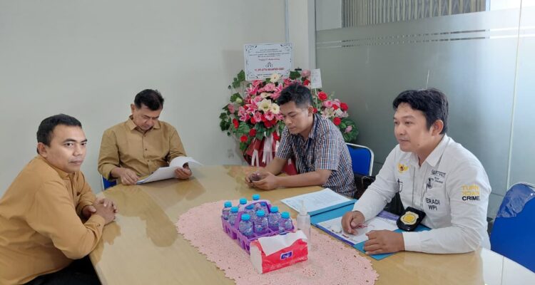 Doc. Tim Kuasa Hukum DPC FERADI WPI Kota Semarang bersama jajaran Direksi dan manajemen PT BPR Artha Nusantara Abadi melakukan pertemuan di salah satu ruangan kantor PT BPR Artha Nusantara Abadi, Jalan Majapahit No. 136, Gayamsari, Kota Semarang, Senin (13/7/2026), dalam rangka penyerahan Surat Permohonan Penundaan Lelang sebagai bagian dari upaya penyelesaian sengketa perbankan melalui mekanisme dialog.