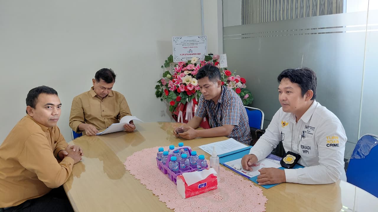 Doc. Tim Kuasa Hukum DPC FERADI WPI Kota Semarang bersama jajaran Direksi dan manajemen PT BPR Artha Nusantara Abadi melakukan pertemuan di salah satu ruangan kantor PT BPR Artha Nusantara Abadi, Jalan Majapahit No. 136, Gayamsari, Kota Semarang, Senin (13/7/2026), dalam rangka penyerahan Surat Permohonan Penundaan Lelang sebagai bagian dari upaya penyelesaian sengketa perbankan melalui mekanisme dialog.