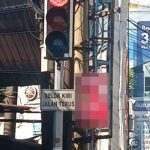 Doc. Salah satu spanduk yang terpasang di ruang publik di wilayah Kota Banjarmasin. Redaksi memburamkan (blur) isi spanduk pada foto sebagai bagian dari kebijakan editorial agar dokumentasi tidak dimaknai sebagai bentuk promosi atau publikasi terhadap pihak tertentu. Keberadaan media promosi tersebut menjadi perhatian warga yang berharap pengawasan terhadap pemasangan reklame dan spanduk di ruang publik terus ditingkatkan sesuai peraturan yang berlaku.