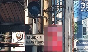 Warga Pertanyakan Maraknya Pemasangan Spanduk Sembarangan, Pengawasan Diminta Lebih Ditingkatkan Doc. Salah satu spanduk yang terpasang di ruang publik di wilayah Kota Banjarmasin. Redaksi memburamkan (blur) isi spanduk pada foto sebagai bagian dari kebijakan editorial agar dokumentasi tidak dimaknai sebagai bentuk promosi atau publikasi terhadap pihak tertentu. Keberadaan media promosi tersebut menjadi perhatian warga yang berharap pengawasan terhadap pemasangan reklame dan spanduk di ruang publik terus ditingkatkan sesuai peraturan yang berlaku.