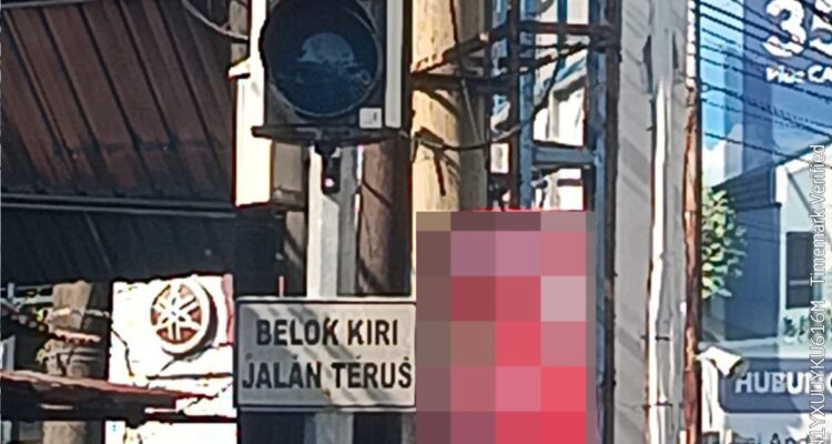 Doc. Salah satu spanduk yang terpasang di ruang publik di wilayah Kota Banjarmasin. Redaksi memburamkan (blur) isi spanduk pada foto sebagai bagian dari kebijakan editorial agar dokumentasi tidak dimaknai sebagai bentuk promosi atau publikasi terhadap pihak tertentu. Keberadaan media promosi tersebut menjadi perhatian warga yang berharap pengawasan terhadap pemasangan reklame dan spanduk di ruang publik terus ditingkatkan sesuai peraturan yang berlaku.