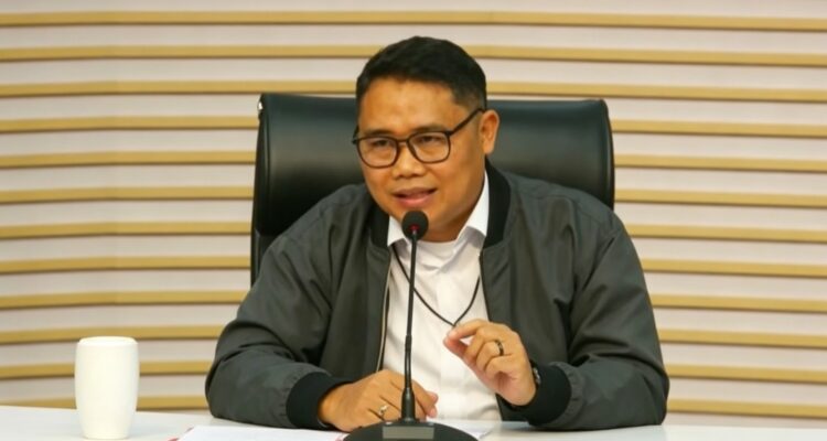 Doc. Deputi Penindakan dan Eksekusi KPK, Asep Guntur Rahayu, menyampaikan keterangan kepada awak media dalam konferensi pers di Gedung Merah Putih KPK, Jakarta. Dalam kesempatan tersebut, Asep menjelaskan bahwa KPK belum mengambil alih penanganan perkara yang menjerat mantan Jaksa Agung Muda Tindak Pidana Khusus (Jampidsus) Febrie Adriansyah karena mekanisme pengambilalihan perkara harus memenuhi persyaratan sebagaimana diatur dalam Undang-Undang Nomor 19 Tahun 2019 tentang KPK.