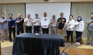 Doc. Foto bersama peserta Rapat Pembahasan dan Penandatanganan Standar Pelayanan serta Maklumat Pelayanan Terminal Penumpang PT Pelindo Multi Terminal Branch Tanjung Emas usai kegiatan yang berlangsung di Ruang Rapat Samudera, Kantor PT Pelindo (Persero) Tanjung Emas, Semarang, Senin (13/7/2026). Kegiatan dihadiri perwakilan PT Pelindo Multi Terminal Branch Tanjung Emas, unsur Forkopimda pelabuhan, operator transportasi laut, serta sejumlah lembaga terkait untuk membahas dan menyepakati standar pelayanan Terminal Penumpang Tanjung Emas.