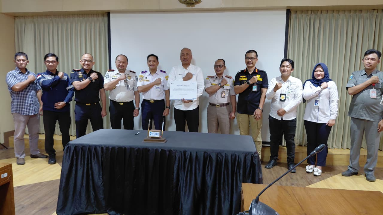 Doc. Foto bersama peserta Rapat Pembahasan dan Penandatanganan Standar Pelayanan serta Maklumat Pelayanan Terminal Penumpang PT Pelindo Multi Terminal Branch Tanjung Emas usai kegiatan yang berlangsung di Ruang Rapat Samudera, Kantor PT Pelindo (Persero) Tanjung Emas, Semarang, Senin (13/7/2026). Kegiatan dihadiri perwakilan PT Pelindo Multi Terminal Branch Tanjung Emas, unsur Forkopimda pelabuhan, operator transportasi laut, serta sejumlah lembaga terkait untuk membahas dan menyepakati standar pelayanan Terminal Penumpang Tanjung Emas.