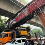 Doc. Kondisi Jembatan Penyeberangan Orang (JPO) di Jalan Kapten Tendean, Kelurahan Mampang Prapatan, Jakarta Selatan, usai mengalami benturan dengan sebuah truk pengangkut crane pada Selasa (14/7/2026). Dalam foto terlihat truk masih berada di bawah JPO, sementara struktur jembatan mengalami kerusakan yang kemudian ditindaklanjuti dengan penanganan oleh pihak berwenang.