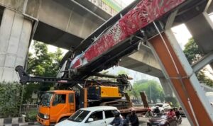 Doc. Kondisi Jembatan Penyeberangan Orang (JPO) di Jalan Kapten Tendean, Kelurahan Mampang Prapatan, Jakarta Selatan, usai mengalami benturan dengan sebuah truk pengangkut crane pada Selasa (14/7/2026). Dalam foto terlihat truk masih berada di bawah JPO, sementara struktur jembatan mengalami kerusakan yang kemudian ditindaklanjuti dengan penanganan oleh pihak berwenang.
