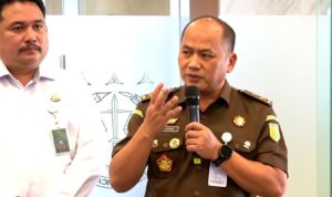 Doc. Kepala Pusat Penerangan Hukum (Kapuspenkum) Kejaksaan Agung RI sekaligus Juru Bicara Resmi Kejaksaan Agung, Anang Supriatna, S.H., M.H., menyampaikan keterangan kepada awak media dalam konferensi pers mengenai perkembangan penanganan perkara tersangka berinisial FA di Gedung Kejaksaan Agung RI, Jakarta. Dalam kesempatan tersebut, Kejaksaan Agung menjelaskan proses verifikasi administrasi perkara, pembentukan Tim Penyidik Khusus, serta tahapan penanganan perkara sesuai ketentuan hukum yang berlaku.