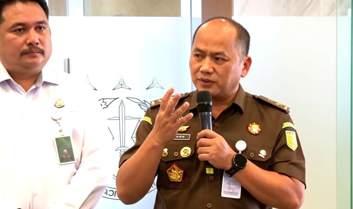 Doc. Kepala Pusat Penerangan Hukum (Kapuspenkum) Kejaksaan Agung RI sekaligus Juru Bicara Resmi Kejaksaan Agung, Anang Supriatna, S.H., M.H., menyampaikan keterangan kepada awak media dalam konferensi pers mengenai perkembangan penanganan perkara tersangka berinisial FA di Gedung Kejaksaan Agung RI, Jakarta. Dalam kesempatan tersebut, Kejaksaan Agung menjelaskan proses verifikasi administrasi perkara, pembentukan Tim Penyidik Khusus, serta tahapan penanganan perkara sesuai ketentuan hukum yang berlaku.
