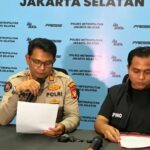 Doc. Petugas kepolisian memberikan keterangan kepada awak media dalam konferensi pers mengenai pengungkapan kasus dugaan pengiriman ancaman bom melalui aplikasi WhatsApp yang menyasar SDN Srengseng Sawah 15, Jagakarsa, Jakarta Selatan. Dalam kesempatan tersebut, penyidik memaparkan hasil penyelidikan awal, barang bukti yang diamankan, serta perkembangan proses hukum terhadap terduga pelaku.