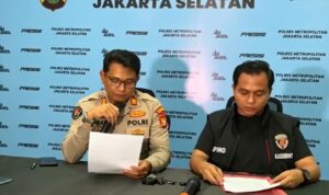Doc. Petugas kepolisian memberikan keterangan kepada awak media dalam konferensi pers mengenai pengungkapan kasus dugaan pengiriman ancaman bom melalui aplikasi WhatsApp yang menyasar SDN Srengseng Sawah 15, Jagakarsa, Jakarta Selatan. Dalam kesempatan tersebut, penyidik memaparkan hasil penyelidikan awal, barang bukti yang diamankan, serta perkembangan proses hukum terhadap terduga pelaku.