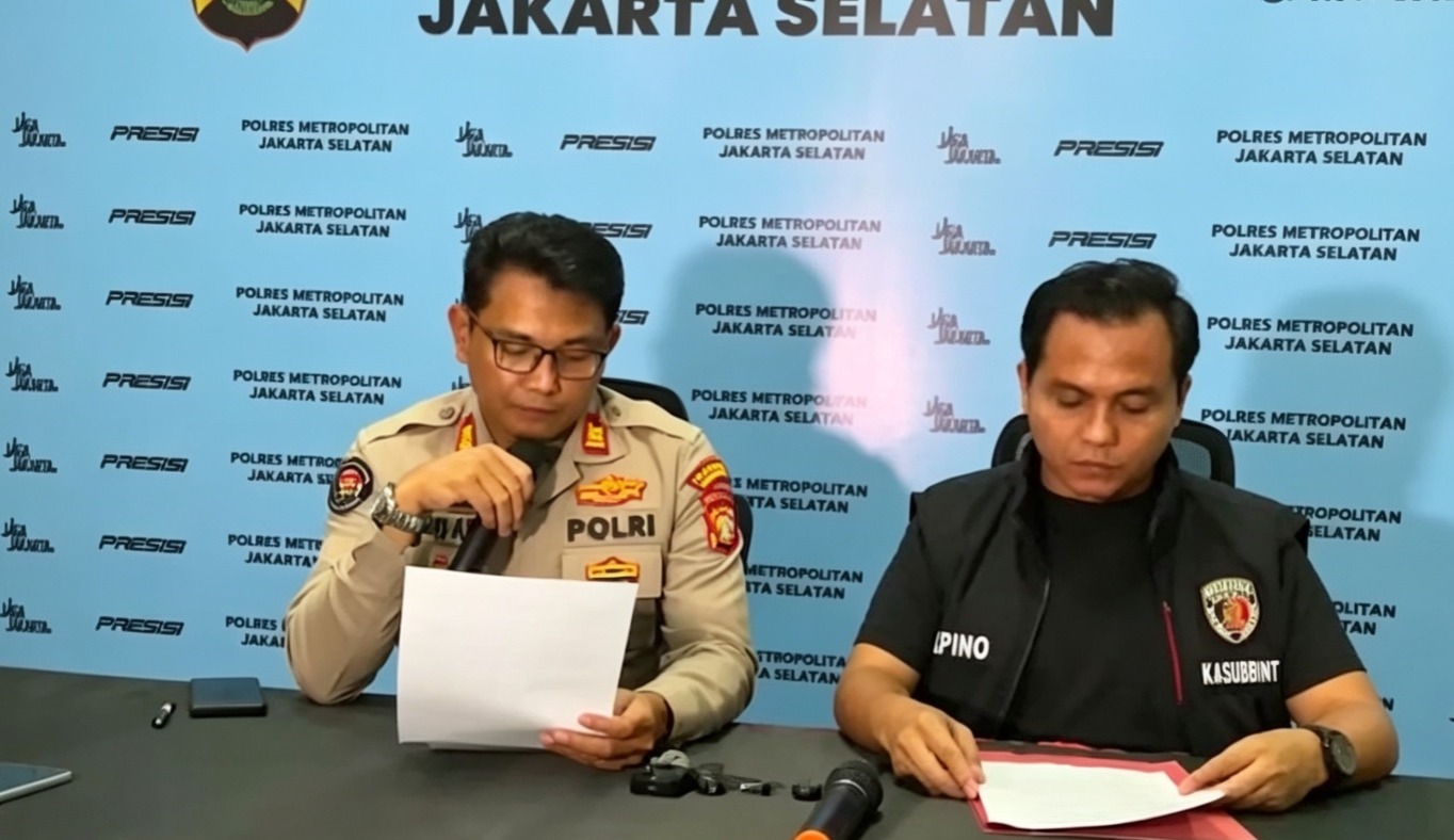 Doc. Petugas kepolisian memberikan keterangan kepada awak media dalam konferensi pers mengenai pengungkapan kasus dugaan pengiriman ancaman bom melalui aplikasi WhatsApp yang menyasar SDN Srengseng Sawah 15, Jagakarsa, Jakarta Selatan. Dalam kesempatan tersebut, penyidik memaparkan hasil penyelidikan awal, barang bukti yang diamankan, serta perkembangan proses hukum terhadap terduga pelaku.