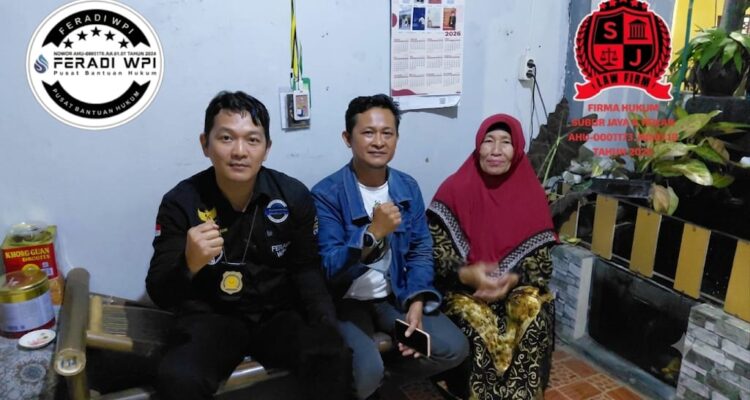 Doc. Sukindar, S.H., selaku Wakil Ketua Umum DPP FERADI WPI sekaligus anggota Tim Kuasa Hukum Penggugat dari Firma Hukum Subur Jaya, berfoto bersama pihak keluarga penggugat usai mengikuti agenda mediasi Perkara Perdata Nomor 292/Pdt.G/2026/PN Smg di Pengadilan Negeri Semarang, Selasa (14/7/2026). Pertemuan tersebut berlangsung setelah proses mediasi yang difasilitasi mediator pengadilan belum menghasilkan kesepakatan. Demi menghormati privasi dan proses hukum yang masih berjalan, identitas pihak keluarga tidak dipublikasikan.