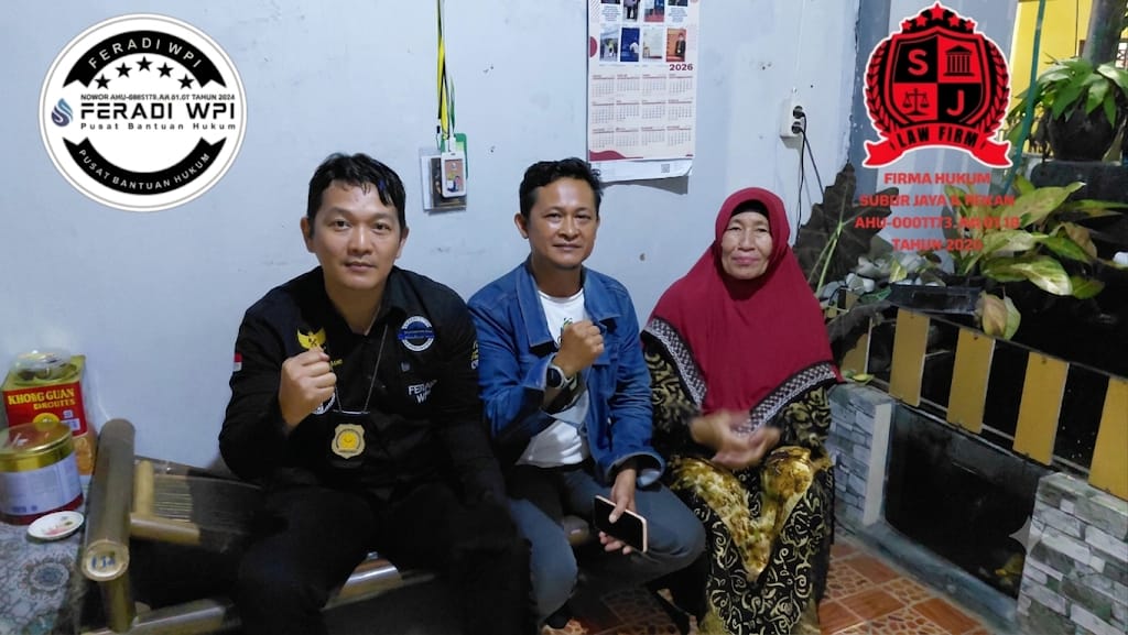 Doc. Sukindar, S.H., selaku Wakil Ketua Umum DPP FERADI WPI sekaligus anggota Tim Kuasa Hukum Penggugat dari Firma Hukum Subur Jaya, berfoto bersama pihak keluarga penggugat usai mengikuti agenda mediasi Perkara Perdata Nomor 292/Pdt.G/2026/PN Smg di Pengadilan Negeri Semarang, Selasa (14/7/2026). Pertemuan tersebut berlangsung setelah proses mediasi yang difasilitasi mediator pengadilan belum menghasilkan kesepakatan. Demi menghormati privasi dan proses hukum yang masih berjalan, identitas pihak keluarga tidak dipublikasikan.