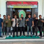 Doc. Kuasa Hukum PT Federal International Finance (FIF Group), M. Ismail Zulkarnain, S.H., bersama rekan tim kuasa hukum dari Firma Hukum LEX IUSTITIA & CO. berfoto bersama di depan Pengadilan Negeri Pekalongan usai mengikuti agenda persidangan perkara gugatan sederhana Nomor 20/Pdt.G.S/2026/PN Pkl, Selasa (14/7/2026). Persidangan berkaitan dengan sengketa wanprestasi antara PT Federal International Finance (FIF Group) dan salah satu debiturnya yang telah diputus oleh majelis hakim.