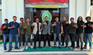 PN Pekalongan Kabulkan Gugatan FIF Group terhadap Debitur Wanprestasi, Kuasa Hukum: Kepastian Hukum Harus Dihormati Doc. Kuasa Hukum PT Federal International Finance (FIF Group), M. Ismail Zulkarnain, S.H., bersama rekan tim kuasa hukum dari Firma Hukum LEX IUSTITIA & CO. berfoto bersama di depan Pengadilan Negeri Pekalongan usai mengikuti agenda persidangan perkara gugatan sederhana Nomor 20/Pdt.G.S/2026/PN Pkl, Selasa (14/7/2026). Persidangan berkaitan dengan sengketa wanprestasi antara PT Federal International Finance (FIF Group) dan salah satu debiturnya yang telah diputus oleh majelis hakim.