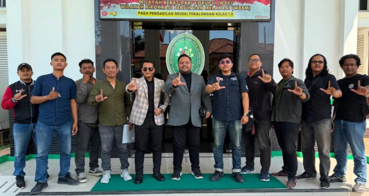 Doc. Kuasa Hukum PT Federal International Finance (FIF Group), M. Ismail Zulkarnain, S.H., bersama rekan tim kuasa hukum dari Firma Hukum LEX IUSTITIA & CO. berfoto bersama di depan Pengadilan Negeri Pekalongan usai mengikuti agenda persidangan perkara gugatan sederhana Nomor 20/Pdt.G.S/2026/PN Pkl, Selasa (14/7/2026). Persidangan berkaitan dengan sengketa wanprestasi antara PT Federal International Finance (FIF Group) dan salah satu debiturnya yang telah diputus oleh majelis hakim.