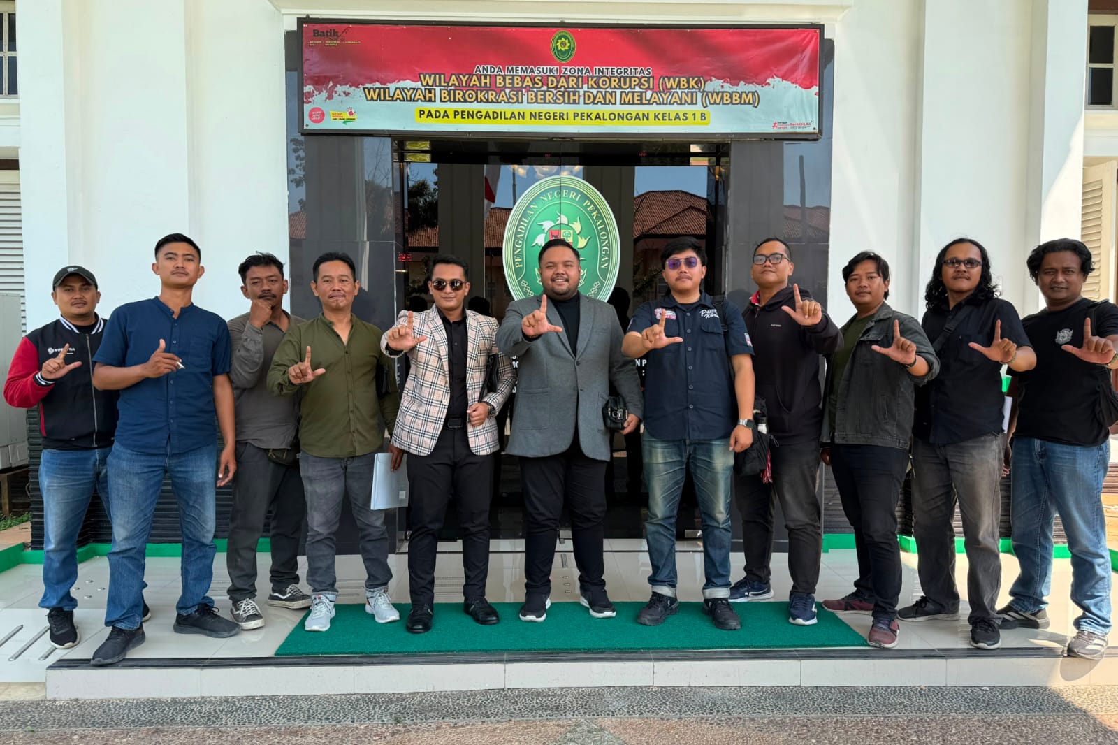 Doc. Kuasa Hukum PT Federal International Finance (FIF Group), M. Ismail Zulkarnain, S.H., bersama rekan tim kuasa hukum dari Firma Hukum LEX IUSTITIA & CO. berfoto bersama di depan Pengadilan Negeri Pekalongan usai mengikuti agenda persidangan perkara gugatan sederhana Nomor 20/Pdt.G.S/2026/PN Pkl, Selasa (14/7/2026). Persidangan berkaitan dengan sengketa wanprestasi antara PT Federal International Finance (FIF Group) dan salah satu debiturnya yang telah diputus oleh majelis hakim.