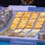 Doc. Sejumlah barang bukti yang sebelumnya disita penyidik Polri diperlihatkan kepada awak media dalam konferensi pers di Mabes Polri pada tahap awal pengungkapan perkara. Barang bukti tersebut ditampilkan sebagai bagian dari penyampaian perkembangan hasil penyidikan kepada publik sebelum proses penanganan perkara berlanjut sesuai mekanisme hukum yang berlaku.