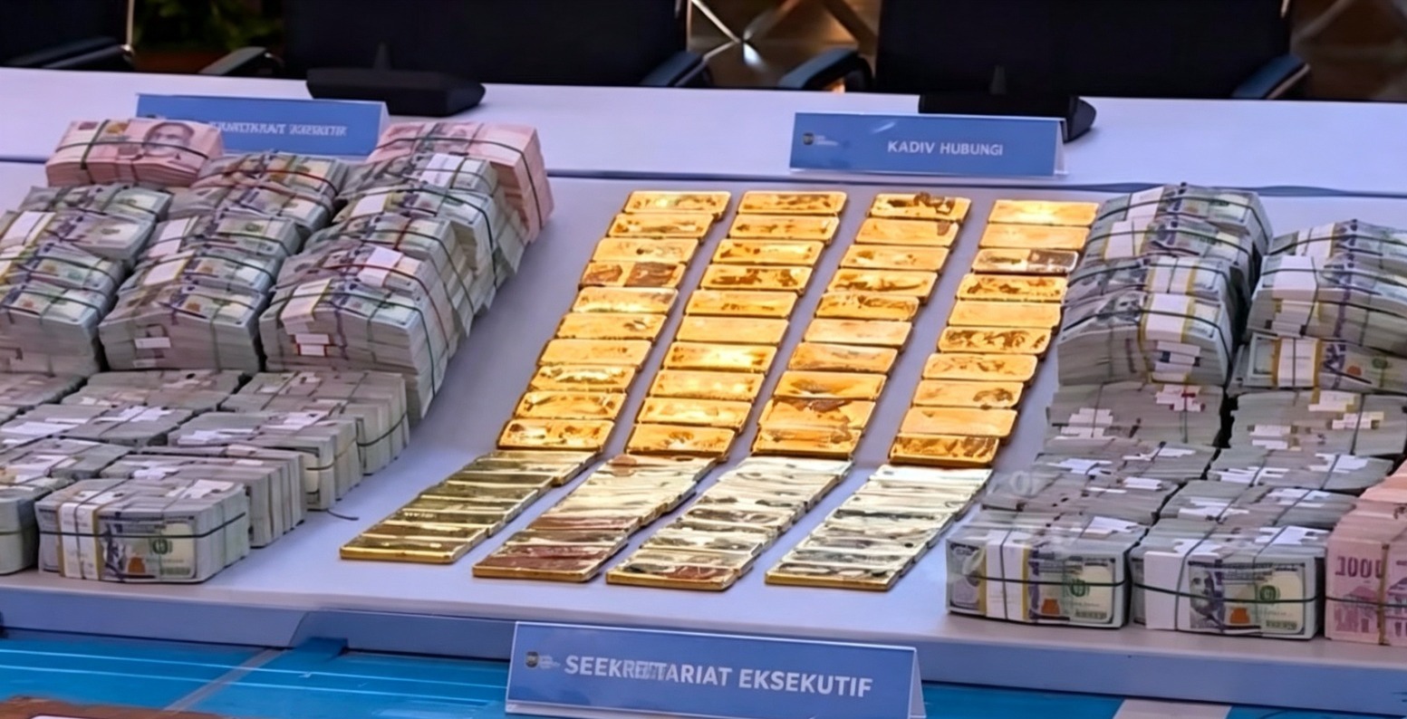Doc. Sejumlah barang bukti yang sebelumnya disita penyidik Polri diperlihatkan kepada awak media dalam konferensi pers di Mabes Polri pada tahap awal pengungkapan perkara. Barang bukti tersebut ditampilkan sebagai bagian dari penyampaian perkembangan hasil penyidikan kepada publik sebelum proses penanganan perkara berlanjut sesuai mekanisme hukum yang berlaku.