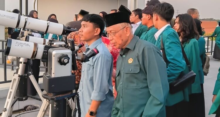 Doc. Proses rukyatul hilal berlangsung di UIN Walisongo Semarang, Rabu (15/7/2026). Tim pengamat melakukan observasi posisi hilal menggunakan teleskop robotik sebagai bagian dari pemantauan awal bulan Safar 1448 Hijriah. Hasil pengamatan dari lokasi ini menjadi salah satu data rukyat yang dilaporkan sebagai bahan pertimbangan dalam Sidang Isbat Kementerian Agama RI.