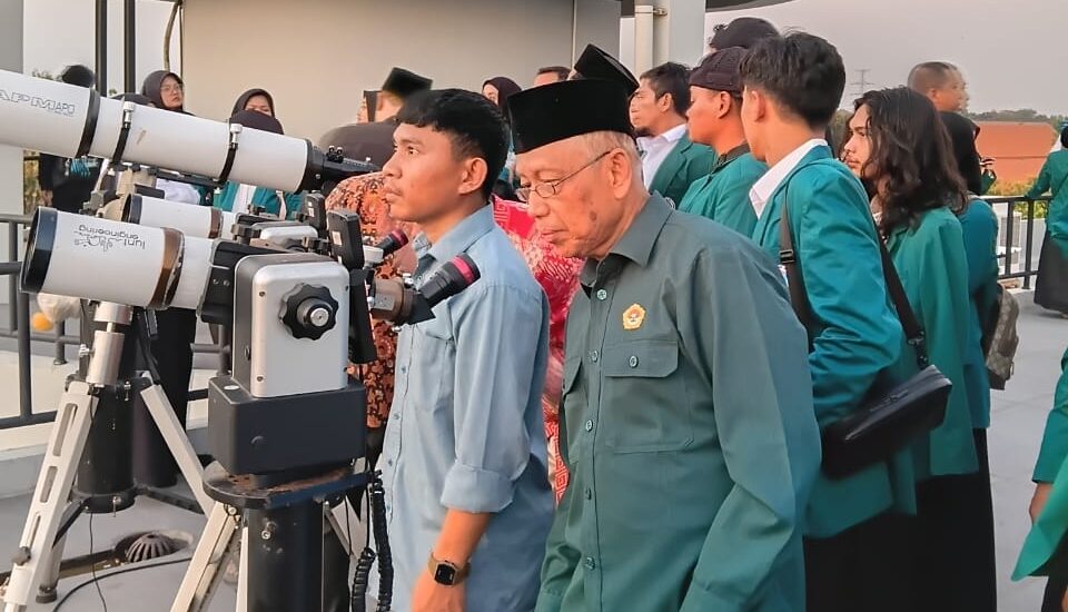 Doc. Proses rukyatul hilal berlangsung di UIN Walisongo Semarang, Rabu (15/7/2026). Tim pengamat melakukan observasi posisi hilal menggunakan teleskop robotik sebagai bagian dari pemantauan awal bulan Safar 1448 Hijriah. Hasil pengamatan dari lokasi ini menjadi salah satu data rukyat yang dilaporkan sebagai bahan pertimbangan dalam Sidang Isbat Kementerian Agama RI.