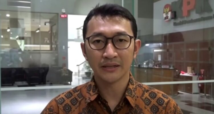 Doc. Juru Bicara KPK Budi Prastyo menyampaikan keterangan pers terkait perkembangan penyidikan dugaan tindak pidana korupsi di Kabupaten Muara Enim, termasuk penggeledahan di kediaman seorang anggota BPK RI, dalam konferensi pers di Gedung Merah Putih KPK, Jakarta. KPK menegaskan proses penyidikan dilakukan berdasarkan alat bukti dan sesuai ketentuan hukum yang berlaku.