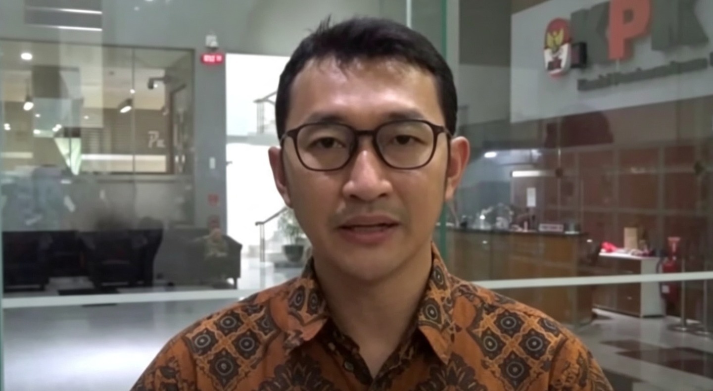 Doc. Juru Bicara KPK Budi Prastyo menyampaikan keterangan pers terkait perkembangan penyidikan dugaan tindak pidana korupsi di Kabupaten Muara Enim, termasuk penggeledahan di kediaman seorang anggota BPK RI, dalam konferensi pers di Gedung Merah Putih KPK, Jakarta. KPK menegaskan proses penyidikan dilakukan berdasarkan alat bukti dan sesuai ketentuan hukum yang berlaku.