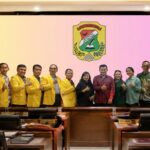 Doc. Dr. Busrizalti, S.H., M.H. berfoto bersama Adv. Yulianto Kiswocahyono, S.E., S.H., BKP., mahasiswa Program Magister Ilmu Hukum Universitas Mpu Tantular, usai perkuliahan mata kuliah Hukum Konstitusi dan Acara Mahkamah Konstitusi di Jakarta, Rabu (15/7/2026). Momen tersebut berlangsung setelah berakhirnya sesi pembelajaran dan diskusi akademik.