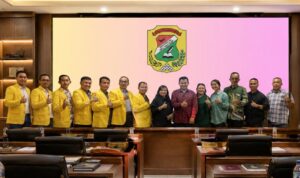 Doc. Dr. Busrizalti, S.H., M.H. berfoto bersama Adv. Yulianto Kiswocahyono, S.E., S.H., BKP., mahasiswa Program Magister Ilmu Hukum Universitas Mpu Tantular, usai perkuliahan mata kuliah Hukum Konstitusi dan Acara Mahkamah Konstitusi di Jakarta, Rabu (15/7/2026). Momen tersebut berlangsung setelah berakhirnya sesi pembelajaran dan diskusi akademik.